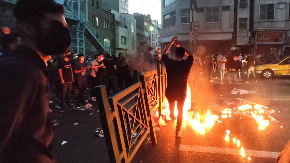 Столкновения людей с полицией во время акции протеста в связи со смертью Махсы Амини в Тегеране, Иран, 21 сентября 2022 года. Фото: EPA