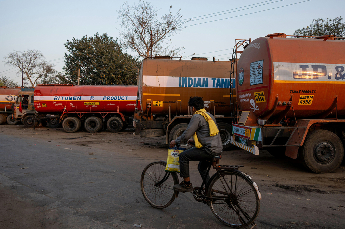 Trucks transporting petroleum products near an oil refinery in Mathura, India, 10 March2026. Photo: SOPA Images / Alamy / Scanpix / LETA