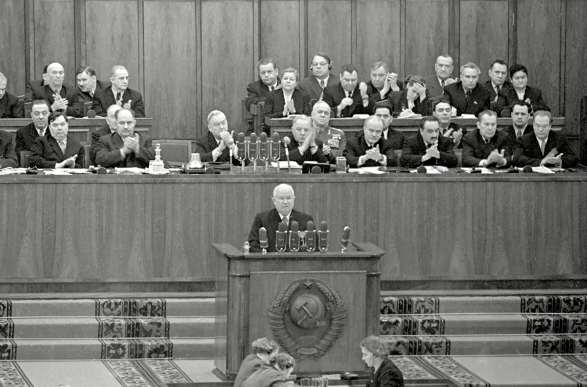 Выступление Первого секретаря ЦК КПСС Никиты Хрущева на ХХ съезде КПСС, февраль 1956 года. Фото: Сергей Смирнов / <a data-sk="tooltip_parent" data-stringify-link="http://russiainphoto.ru" href="http://russiainphoto.ru/" rel="noopener noreferrer" target="_blank">russiainphoto.ru</a>