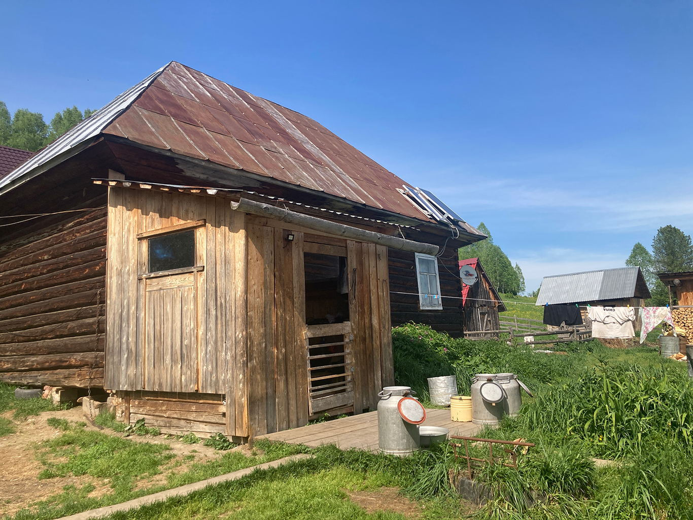 Дом шамана с солнечными панелями. Фото: Ирина Стрельникова