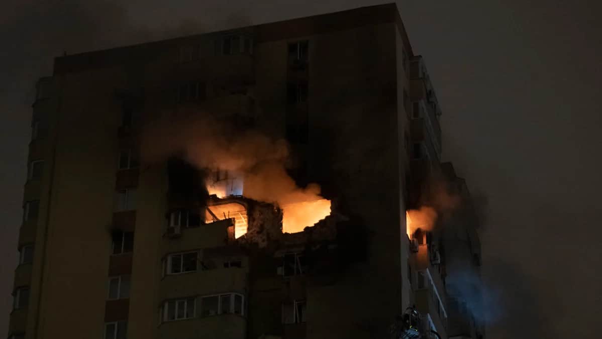 Последствия попадания дрона в жилой дом в Киеве, Украина, 25 октября 2024 года. Фото: Maxym Marusenko / EPA-EFE