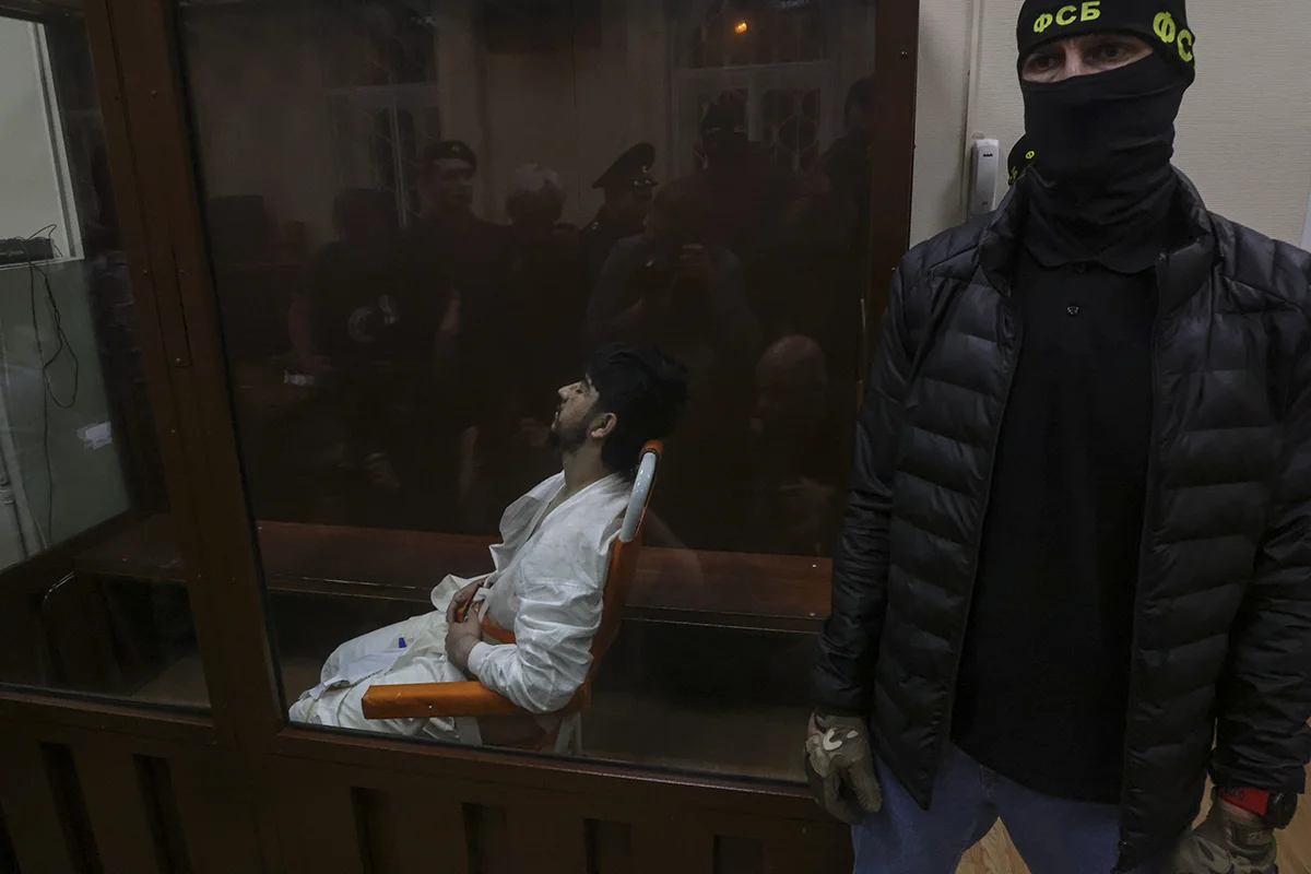 Подозреваемый в нападении со стрельбой на концертный зал «Крокус Сити Холл» в камере подсудимого во время слушания дела о предварительном заключении в Басманном районном суде Москвы, Россия, 24 марта 2024 года. Фото: Сергей Ильницкий/EPA-EFE