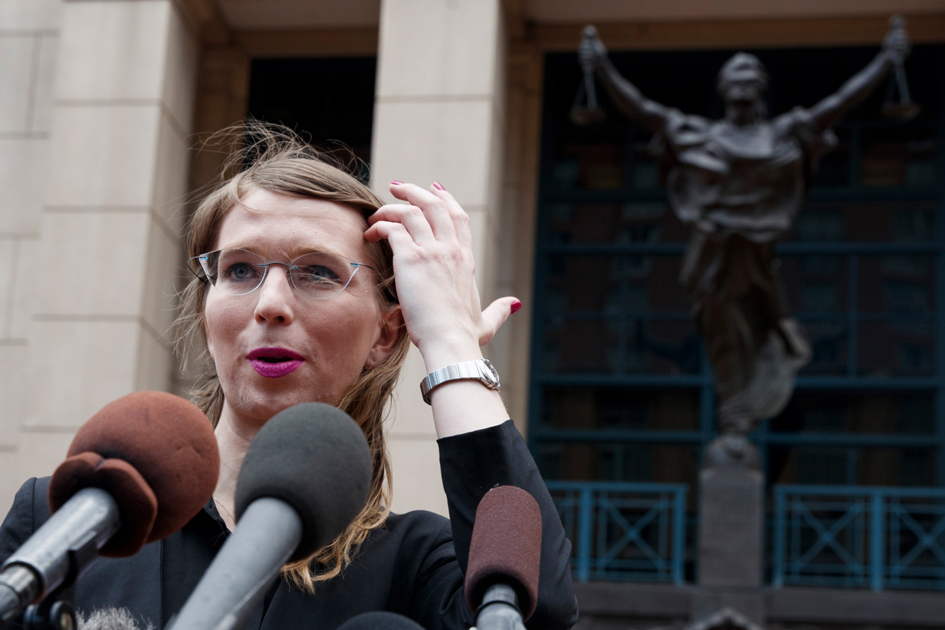 Челси Мэннинг отвечает на вопросы журналистов перед дачей показаний перед большой коллегией присяжных. Александрия, Вирджиния, США. 16 мая 2019 года. Фото: Shawn Thew / EPA