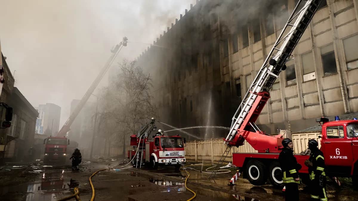 Ukrainian firefighters at the site of a missile attack on an industrial building in Kharkiv, 20 March 2024 Photo: Sergei Kozlov / EPA-EFE