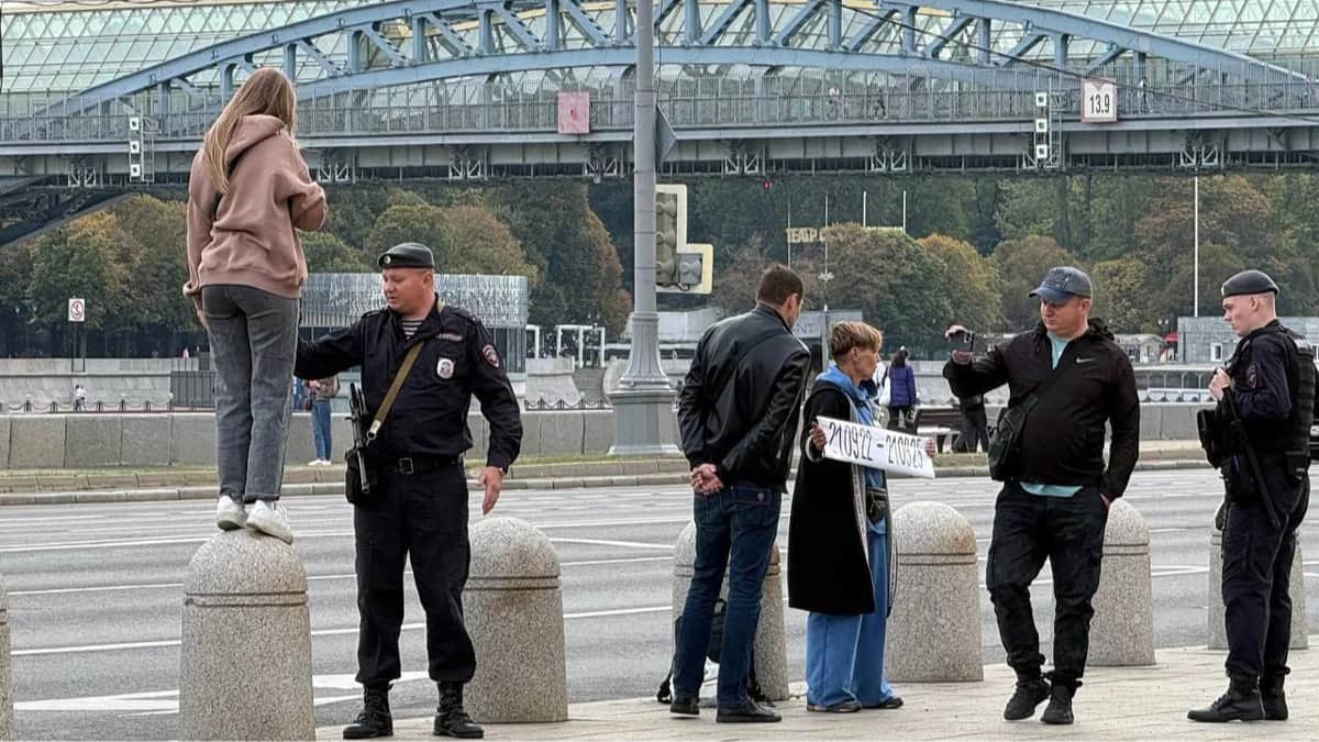 Полицейские не дают сделать фотографию пикета у здания Минобороны, Москва, 21 сентября 2025 года. Фото: Паулина Сафронова / <a href="https://t.me/PauliaMobility/1393" target="_blank">Telegram</a>
