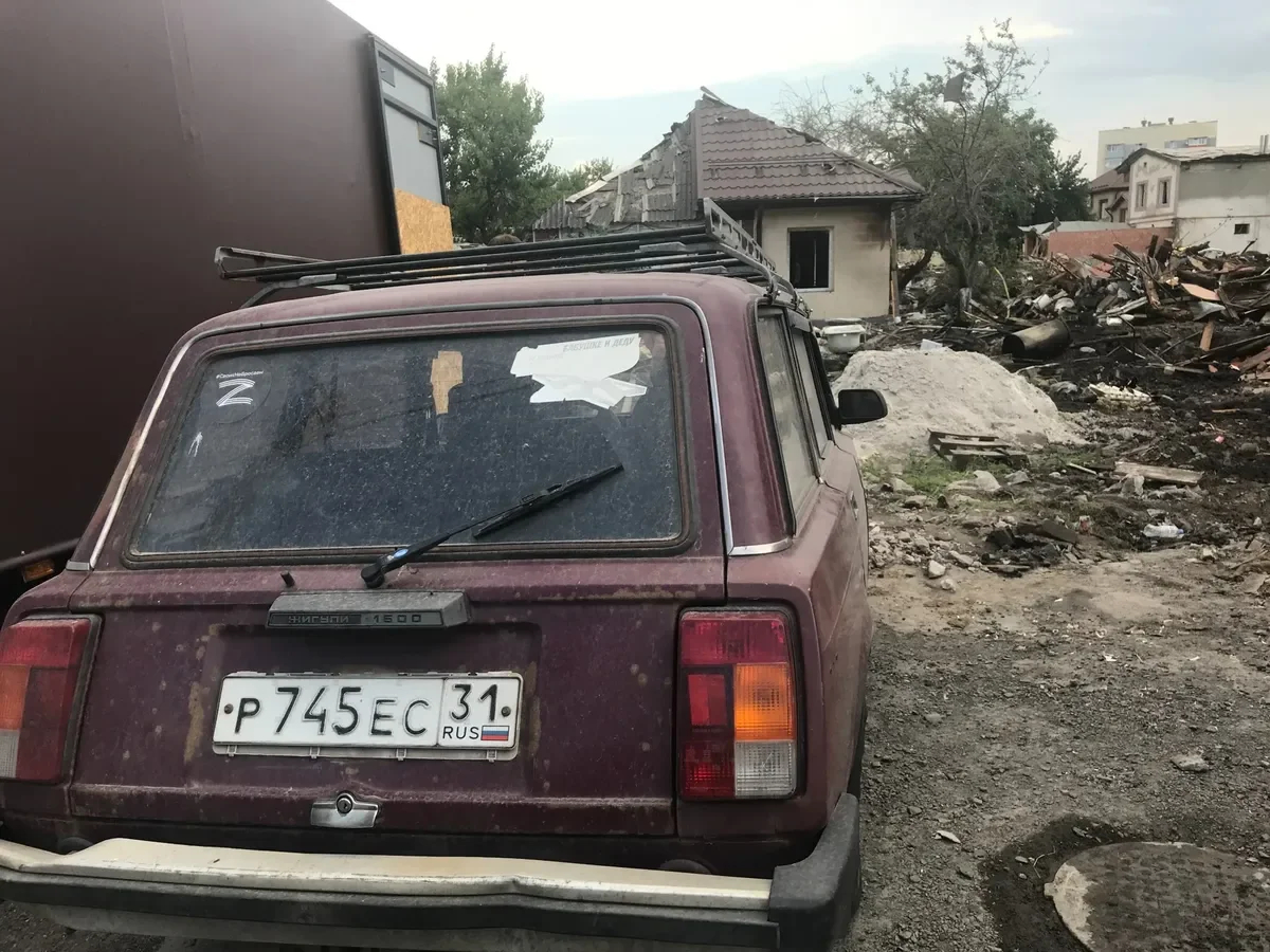 In front of the house of the deceased family. Photo: Irina Tumakova
