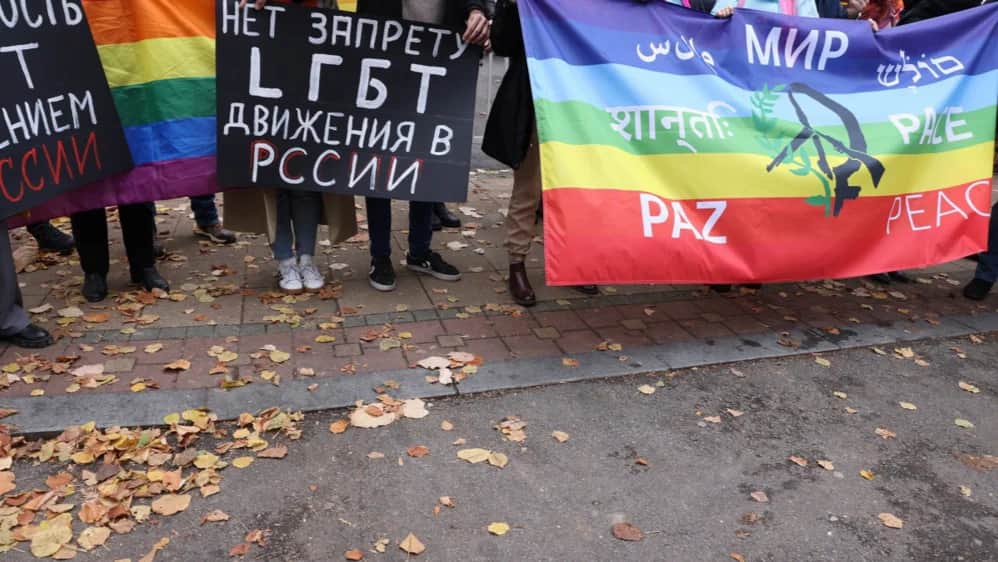 Протест в Белграде против запрета Россией ЛГБТ-движения. Фото: Andrej Kukic / EPA-EFE