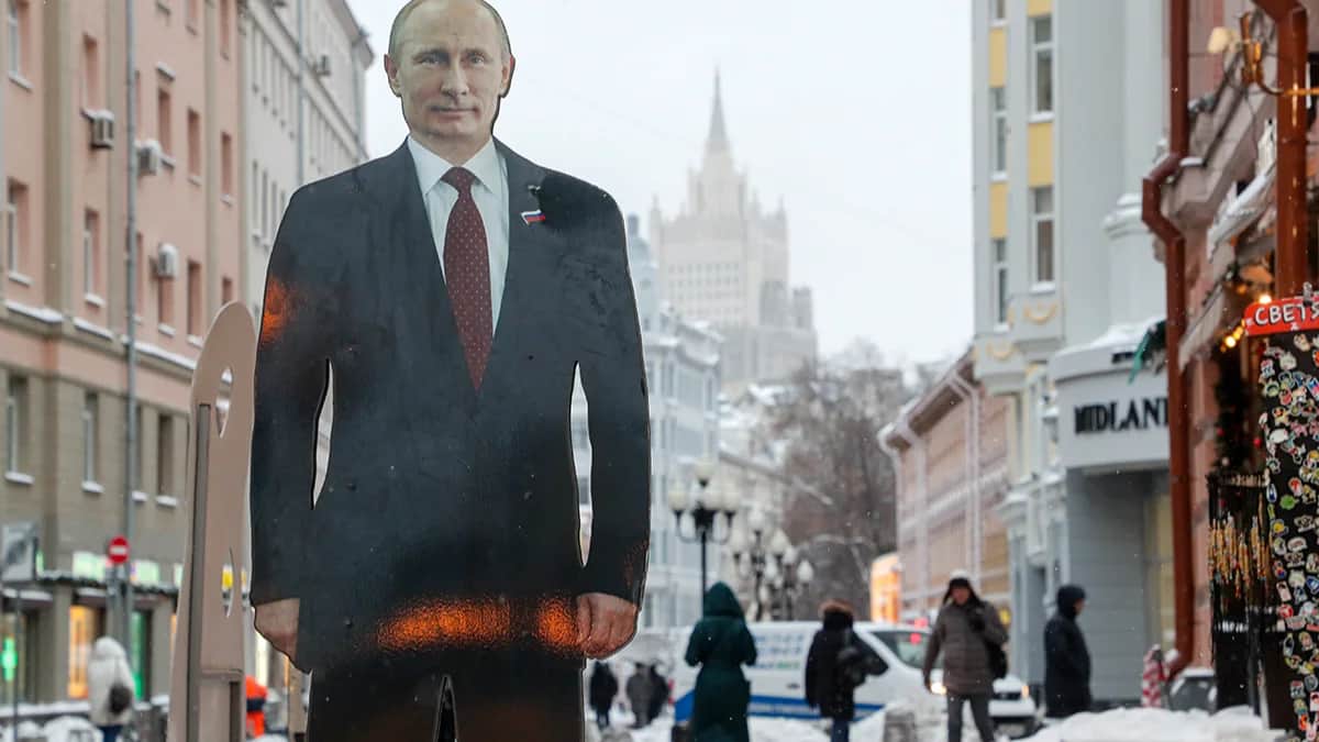 Картонная фигура президента России Владимира Путина стоит на улице возле сувенирного магазина в Москве, 14 декабря 2023 года. Фото: Максим Шипенков / EPA-EFE