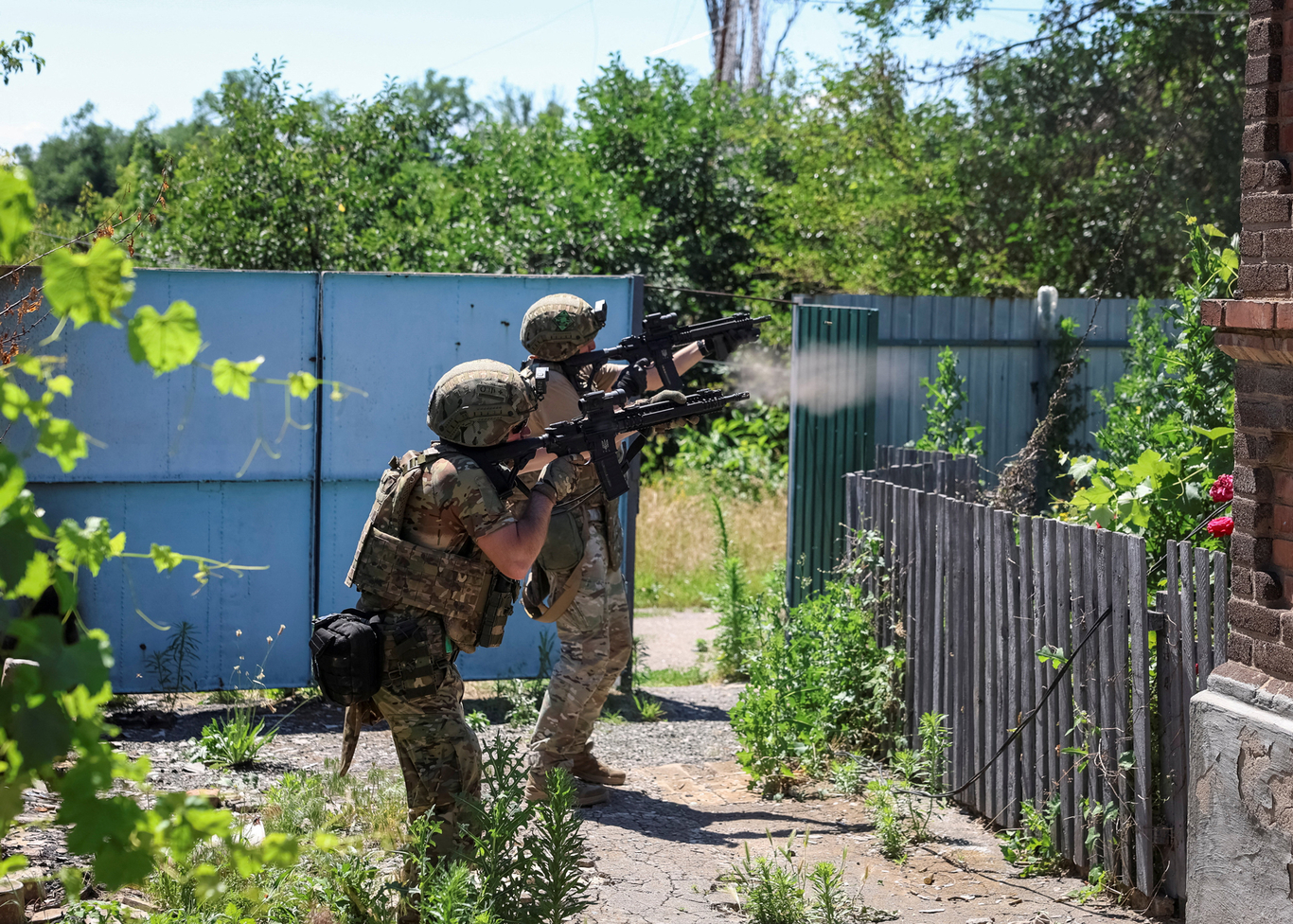 Военнослужащие патрульной полиции ведут огонь из автоматов, чтобы сбить российский беспилотник недалеко от Константиновки, 24 июня 2026 года. Фото: Anatolii Stepanov / Reuters / Scanpix / LETA