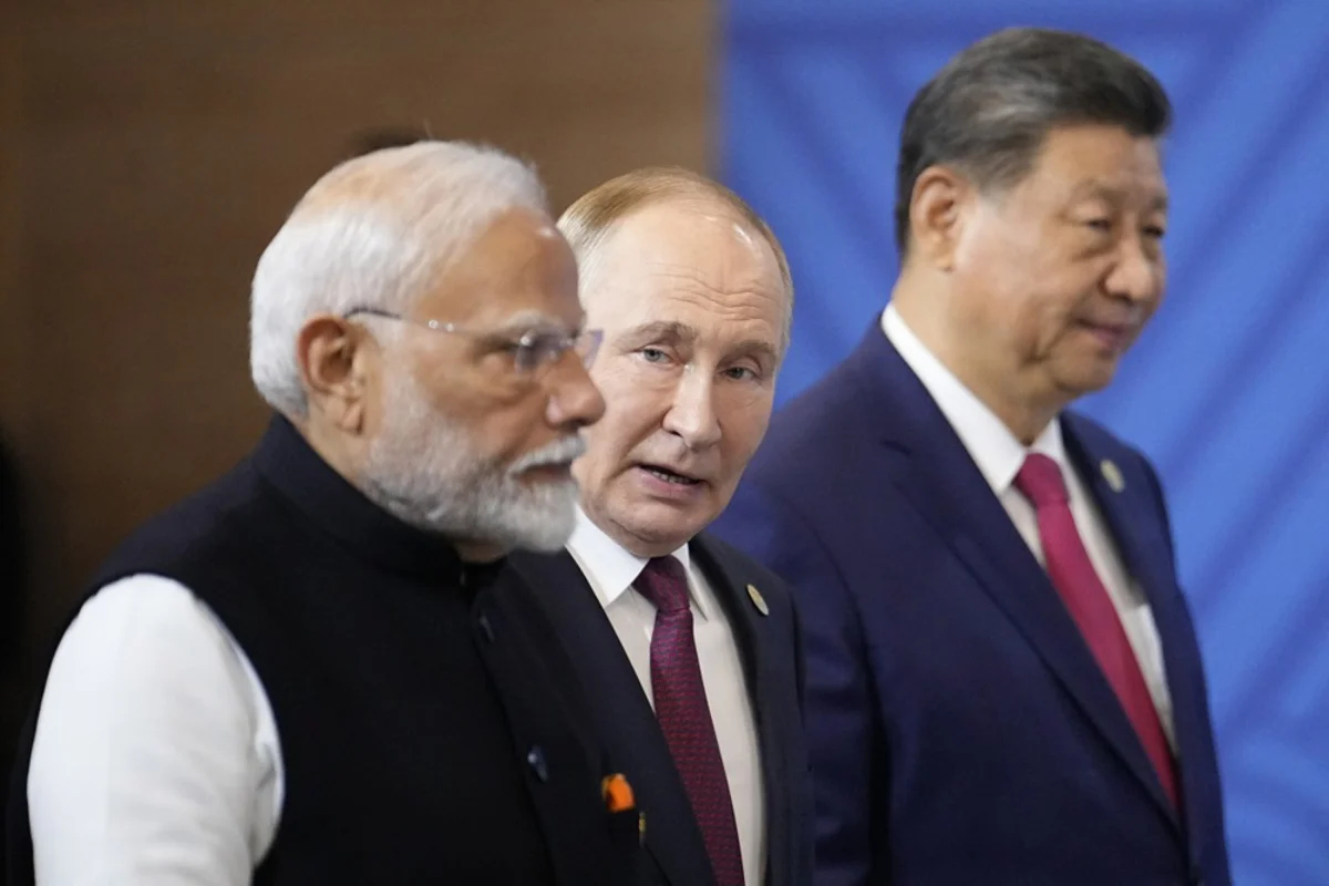Премьер-министр Индии Нарендра Моди, президент России Владимир Путин и председатель КНР Си Цзиньпин. Фото: Александр Земляниченко / EPA-EFE / POOL