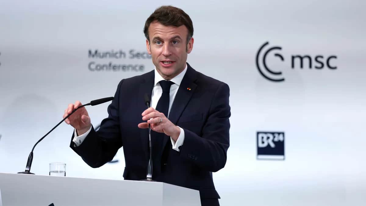Президент Франции Эмманюэль Макрон произносит речь на Мюнхенской конференции по безопасности, 17 февраля 2023 года. Фото: Johannes Simon / Getty Images