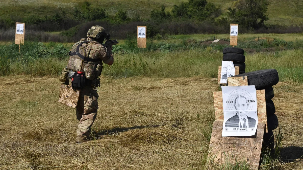 A Ukrainian serviceman practices shooting at targets featuring Vladimir Putin in Ukraine’s Zaporizhzhia region, 18 June 2024. Photo: Andriy Andriyenko / AP Photo / Scanpix / LETA