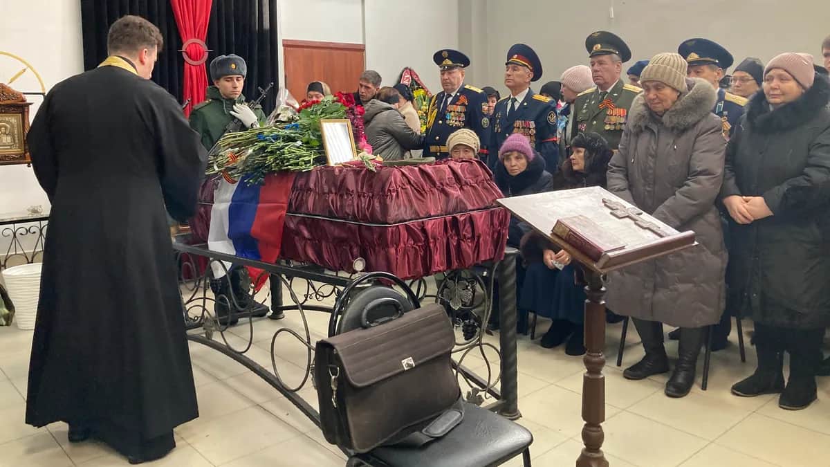 Funeral service in the morgue of Novokuibyshevsk. Photo by Irina Tumakova, for Novaya Gazeta Europe