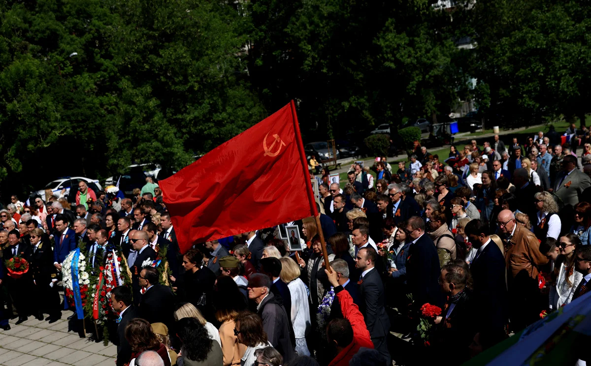 Флаг Советского Союза во время шествия «Бессмертного полка» в Софии, 9 мая 2025 года. Фото: Vassil Donev / EPA