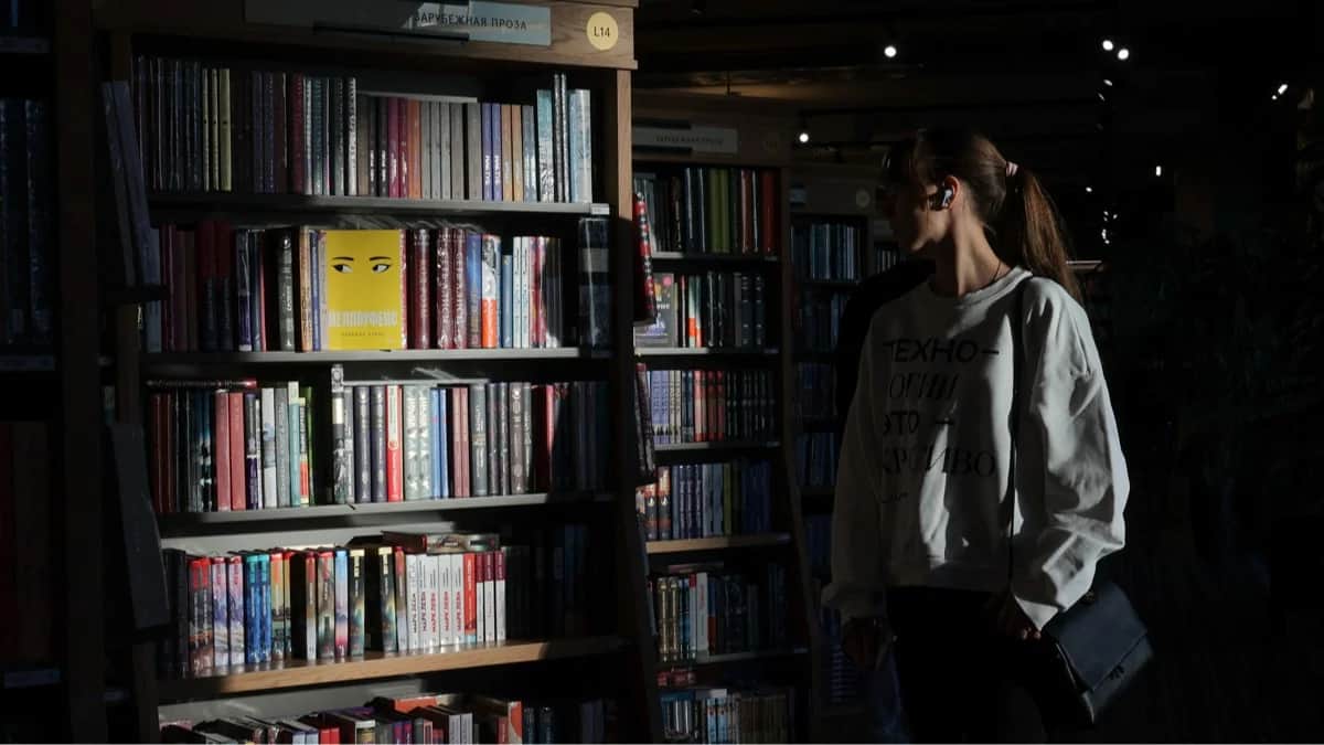 Посетительница книжного магазина в Санкт-Петербурге, 1 сентября 2025 года. Фото: Антон Ваганов / Reuters / Scanpix / LETA<br>