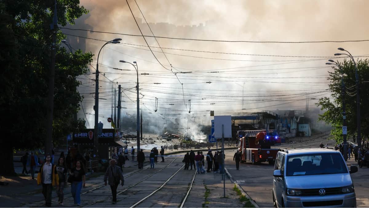 Дым над торговым центром, попавшим под российский удар во время ночной атаки, Киев, 24 мая 2026 года. Фото: Sergey Dolzhenko / EP