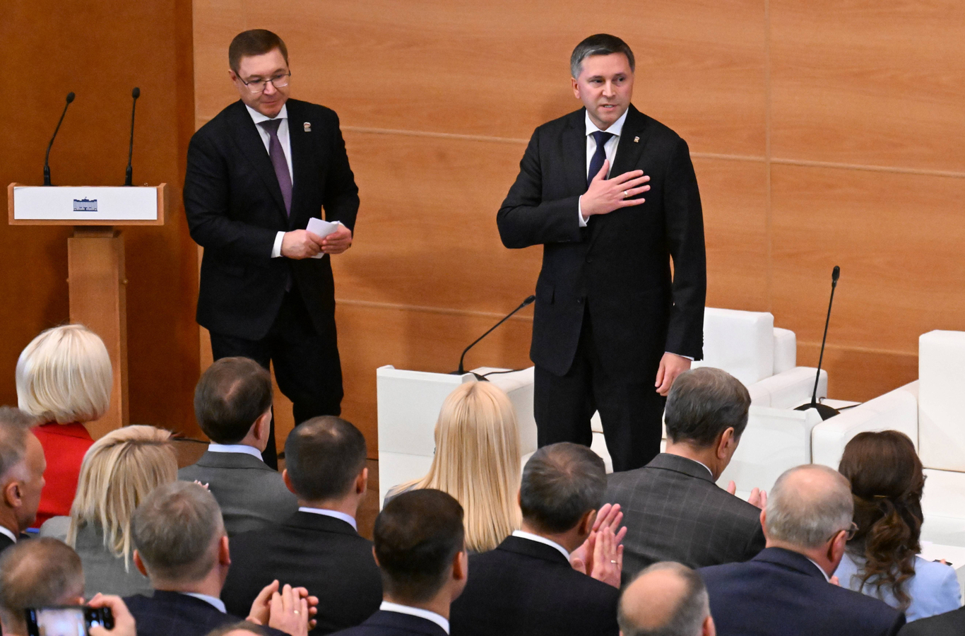 Секретарь Генерального совета партии «Единая Россия» Владимир Якушев и руководитель фракции «Единая Россия» Дмитрий Кобылкин во время первого собрания депутатов фракции Госдумы IX созыва. Москва. 29 сентября 2026 года. Фото: Максим Блинов / Спутник / Imago Images / Scanpix / LETA