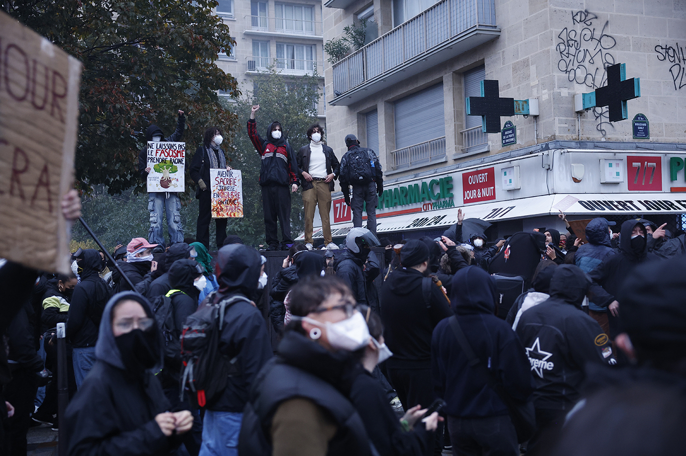 Протестующие во время демонстрации. Париж, Франция. 24 октября 2026 года. Фото: Yoan Valat / EPA