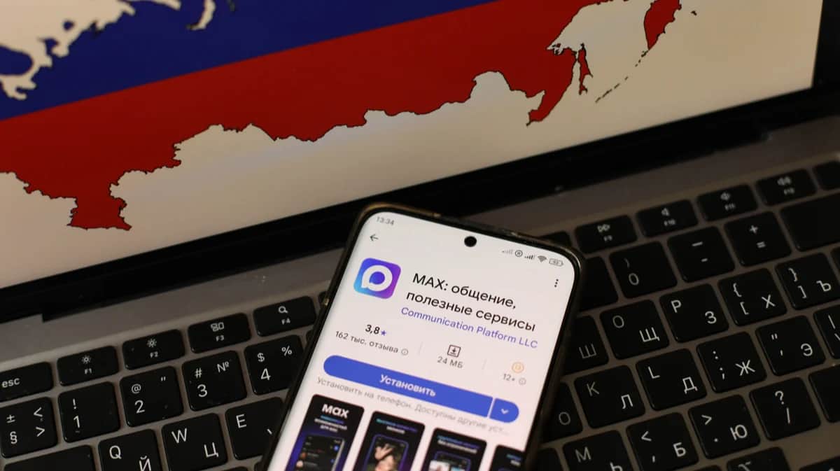 Max на экране телефона. Фото: Aleksey Zotov / Alamy / Vidapress
