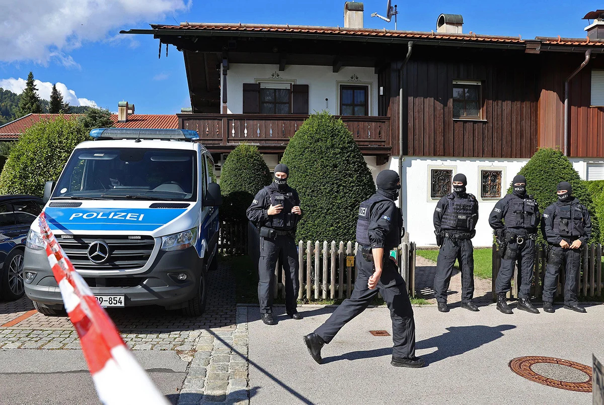 Полицейские у виллы Алишера Усманова на берегу озера Тегернзее в Баварии, 21 сентября 2022 года. Фото: Alexandra Beier / Getty Images 