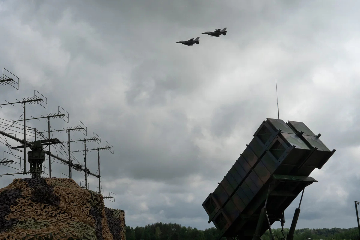 Истребители F-16 пролетают над системой противовоздушной обороны Patriot, Украина, 4 августа 2024 года. Фото: Efrem Lukatsky / AP Photo / Scanpix / LETA