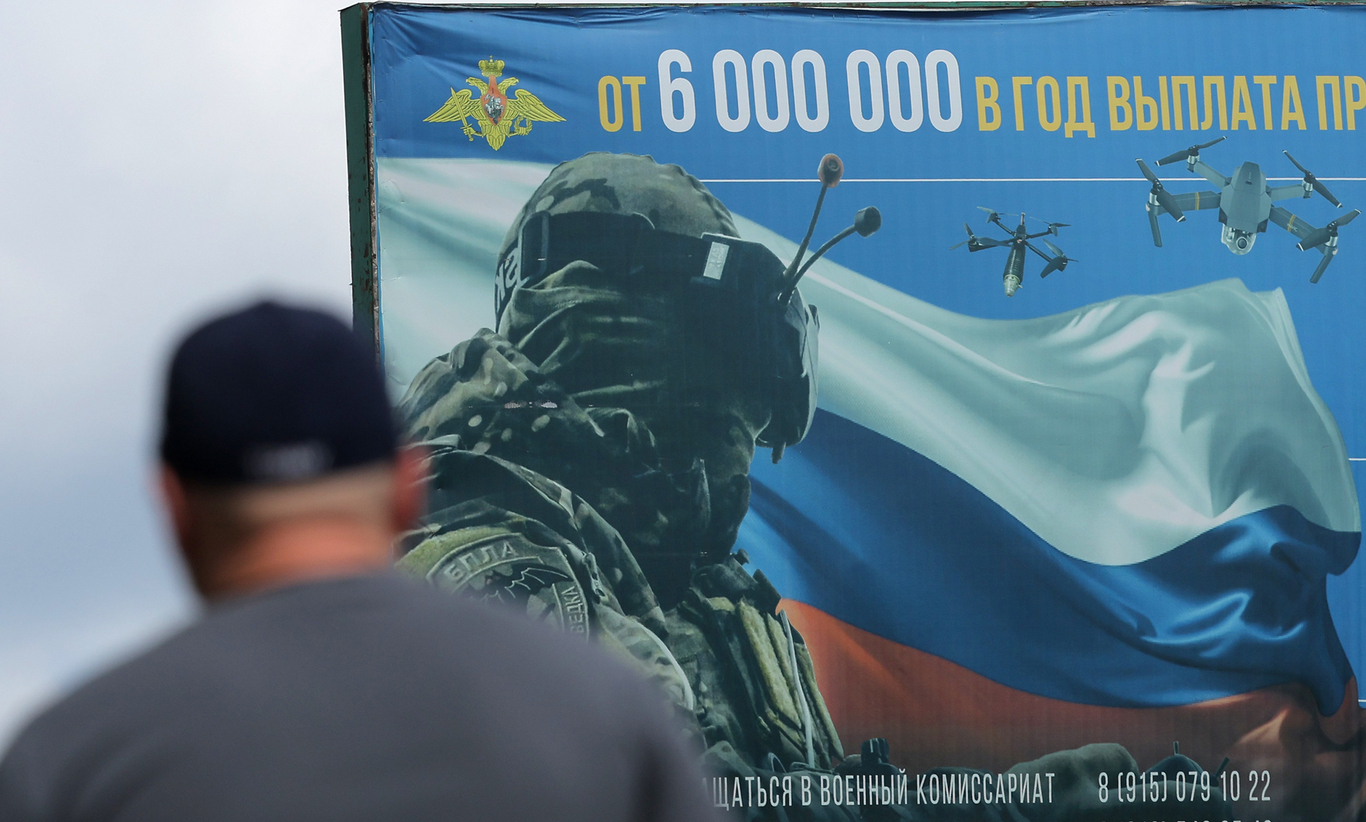 Прохожий на фоне билборда с рекламой военной службы по контракту. Московская область. 6 июля 2026 года. Фото: Максим Шипенков / EPA
