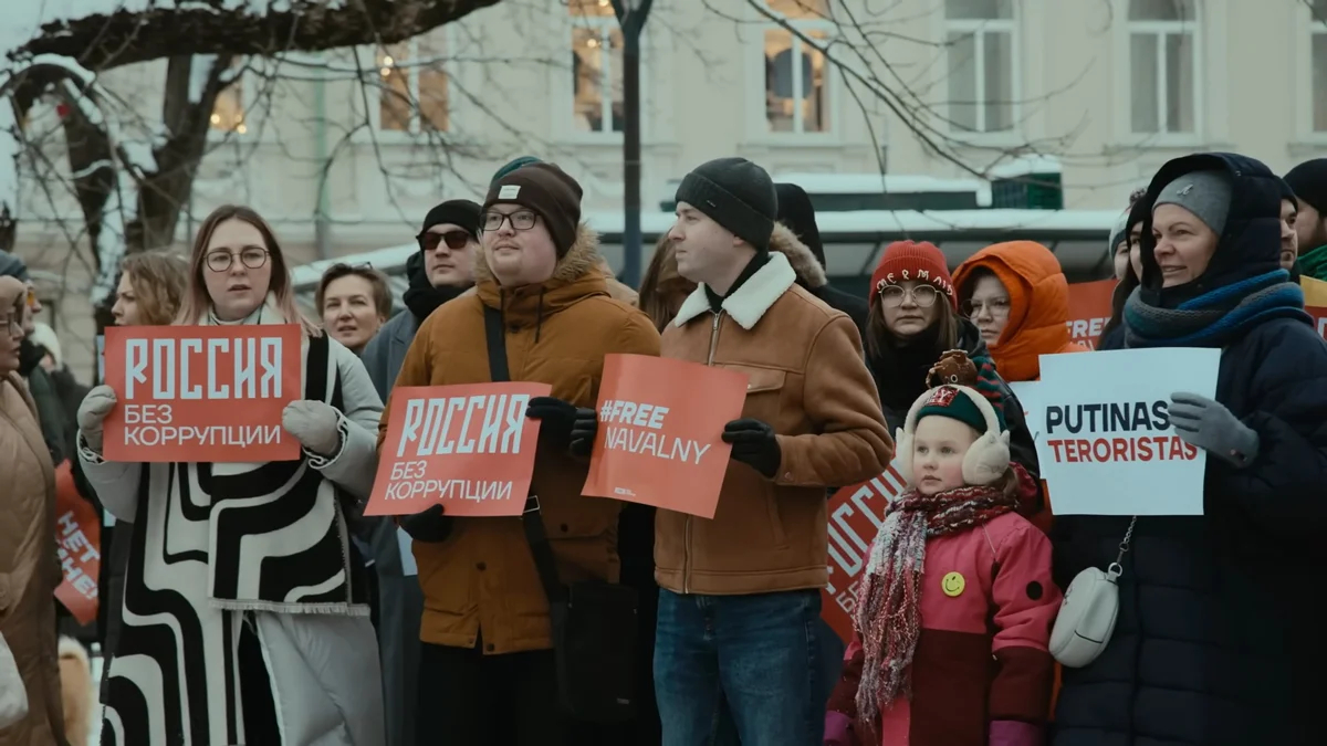 Митинг сторонников Навального в Вильнюсе. Кадр: <a href="https://www.youtube.com/watch?v=2yeJq2dAGsc" rel="noopener noreferrer" title="https://www.youtube.com/watch?v=2yeJq2dAGsc">Андрей Лошак</a> / Настоящее Время. Док / YouTube