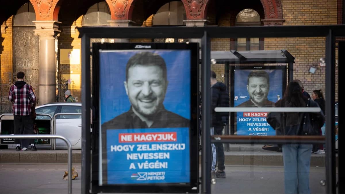 Агитационные плакаты «Мы не дадим Зеленскому смеяться последним!» на улице Будапешта перед парламентскими выборами, 14 марта 2026 года. Фото: Denes Erdos / AP / Scanpix / LETA<br>