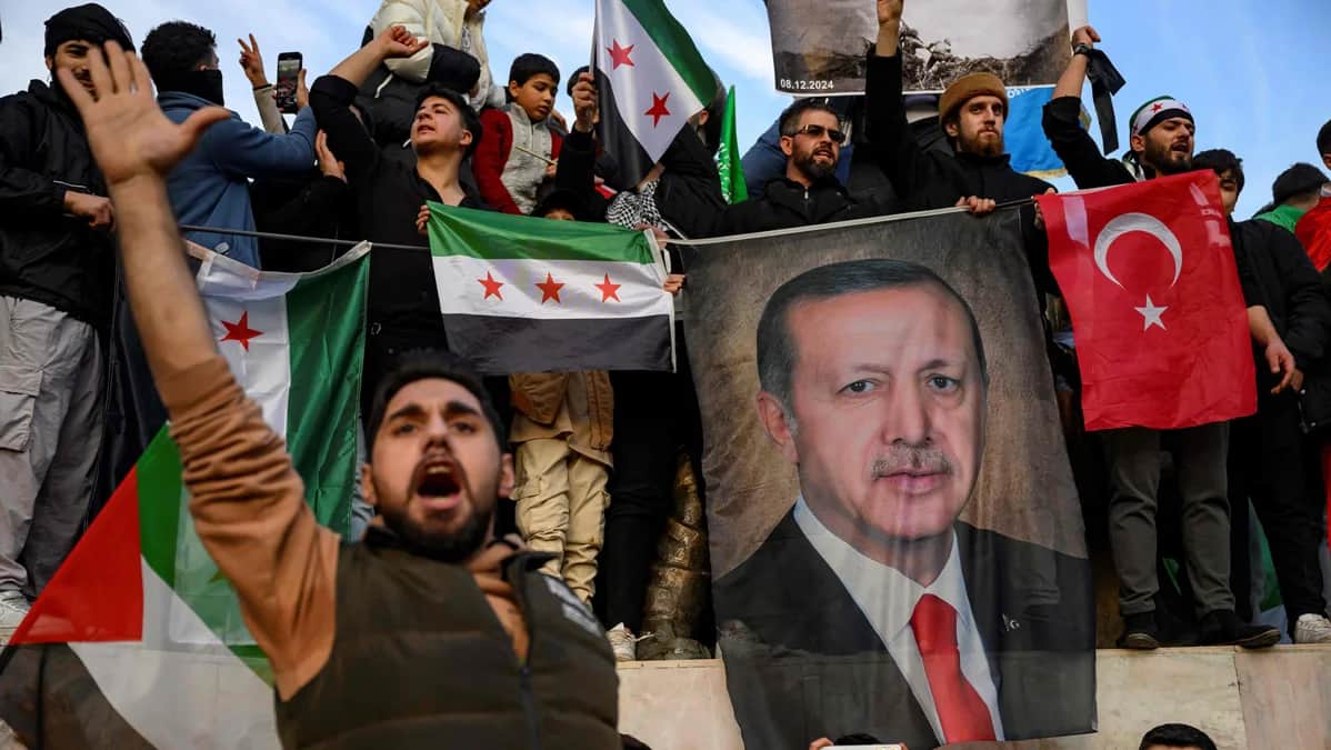 Плакат с изображением Эрдогана на митинге после свержения Асада, Стамбул, Турция, 8 декабря 2024 года. Фото: Yasin Akgul / AFP / Scanpix / LETA