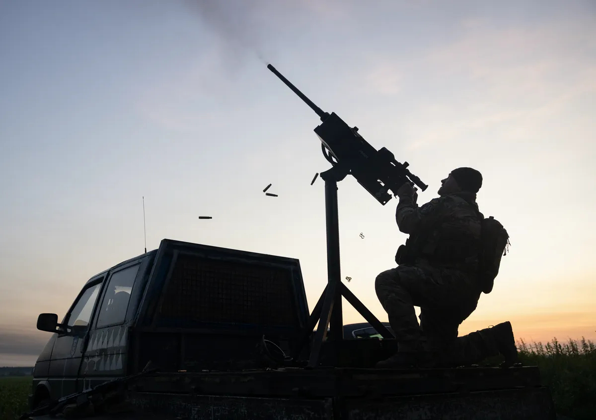 A Ukrainian serviceman shoots at drones flying towards Kyiv, Ukraine, 17 June 2025. Photo: EPA-EFE/STAS KOZLIUK