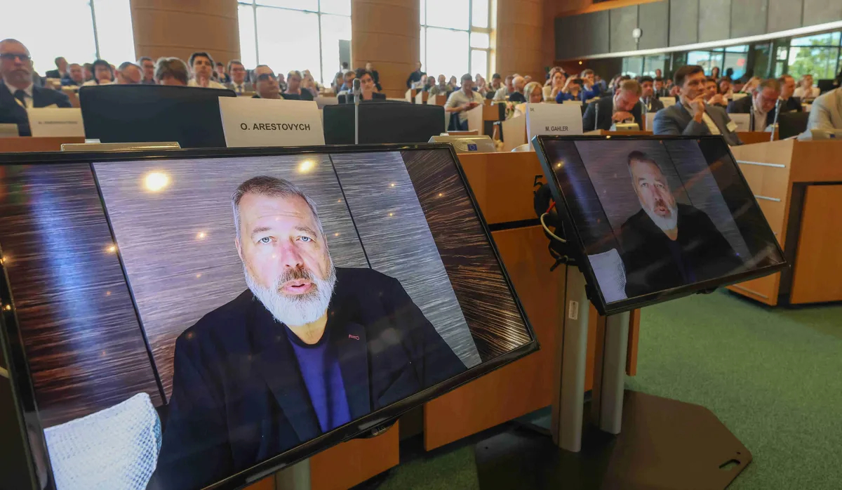Главный редактор «Новой газеты» и нобелевский лауреат Дмитрий Муратов произносит речь во время конференции «День после». Фото: EPA-EFE /OLIVIER HOSLET 