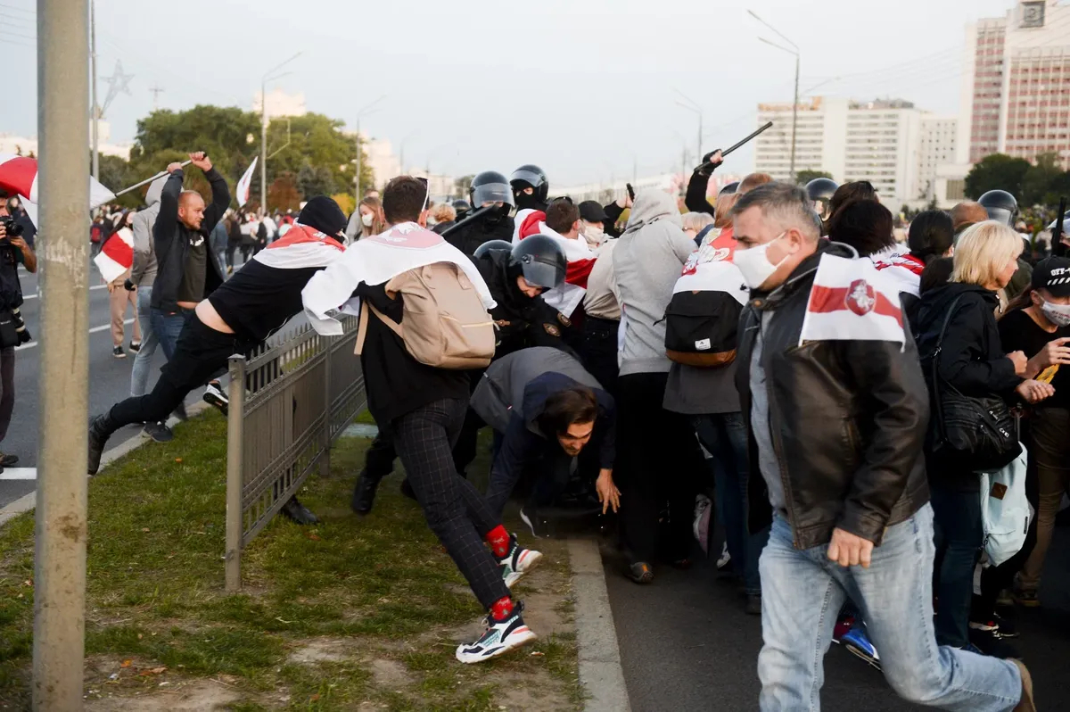 Столкновения с полицией во время акции протеста против результатов президентских выборов в Беларуси, сентябрь 2020 года, Минск. Фото: Stringer / Anadolu Agency / Getty Images