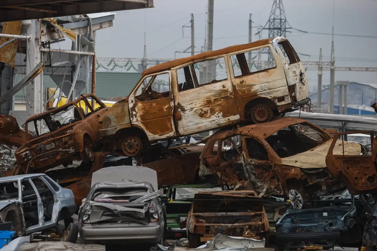 Destroyed vehicles are piled beside a shopping mall which was destroyed during fighting in Mariupoll, Ukraine, 2022. Photo: EPA-EFE / SERGEI ILNITSKY