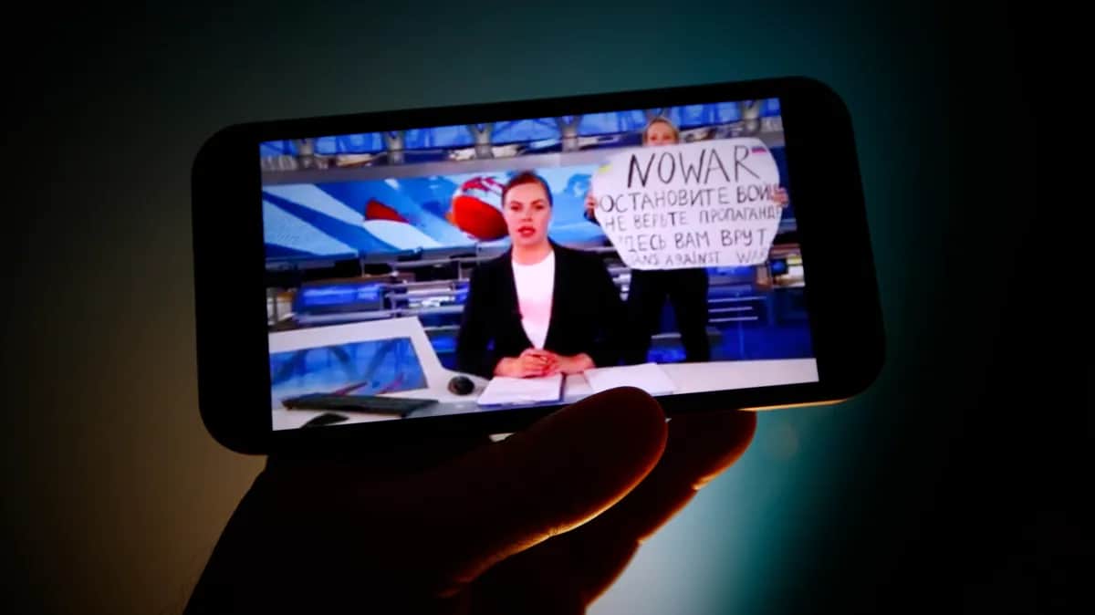 Marina Ovsyannikova holding up an anti-war sign during a live news broadcast on Russia’s Channel One.