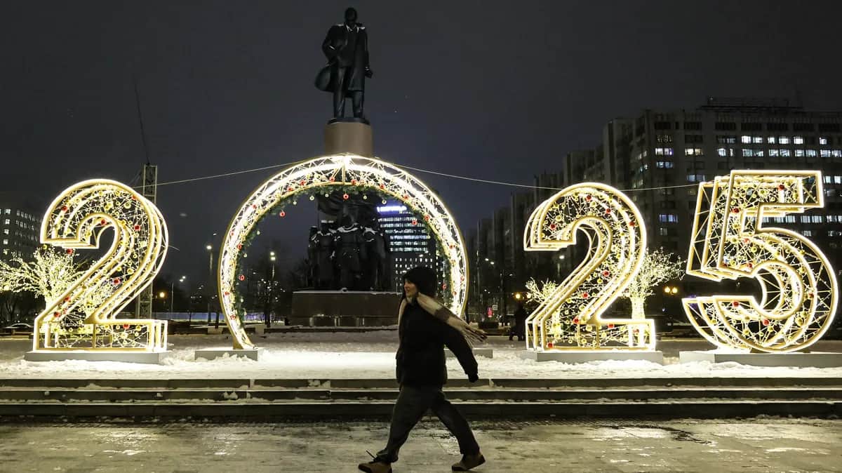 New Year decorations in Moscow, 11 December 2024. Photo: EPA-EFE/SERGEI ILNITSKY