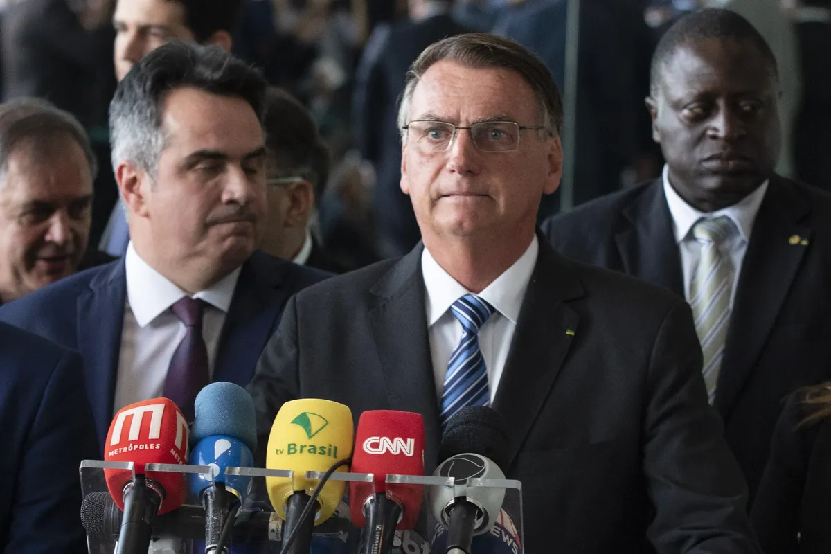Жаир Болсонару беседует со СМИ о результатах президентских выборов. Фото: EPA-EFE/Joedson Alves