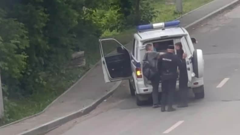 Police detain a civilian in central Russia’s Penza region. Photo: Varlamov News