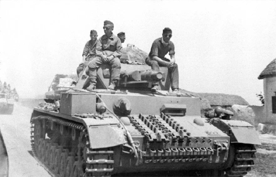Немецкие солдаты в Сталинграде, на танке Pz. IV, июнь 1942. Фото: <a href="https://commons.wikimedia.org/w/index.php?curid=5410425">Wikimedia Commons</a>, CC-BY-SA 3.0