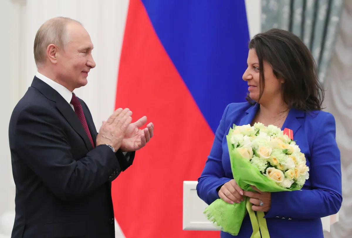 Владимир Путин наградил Маргариту Симоньян орденом Александра Невского. Фото: Michael Klimentyev / Sputnik / Kremlin Pool / EPA-EFE
