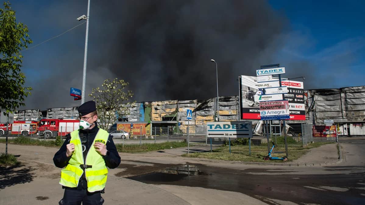 Дым в небе над горящим торговым центром в Варшаве, 12 мая 2024 года. Фото: Attila Husejnow / SOPA Images / Sipa USA / Vida Press