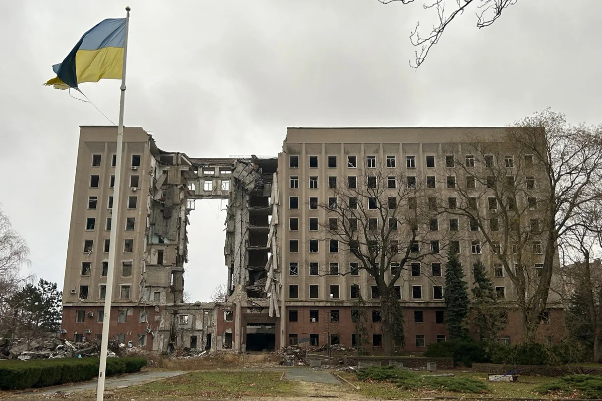 Разрушенное российским ударом здание областной администрации Николаева. Фото из личного архива Олега Орлова
