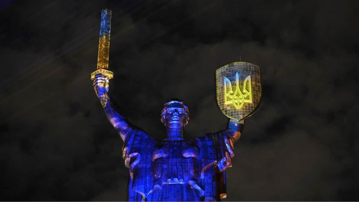 Монумент «Родина-мать» в Киеве, Украина, 18 сентября 2025 года. Фото: Genya Savilov / AFP / Scanpix / LETA