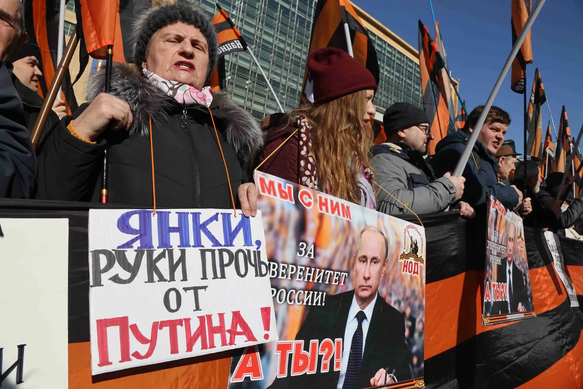 Активисты НОД у посольства США во время акции протеста против МУС, выдавшего ордер на арест Владимира Путина, 19 марта 2023 года. Фото: Contributor / Getty Images