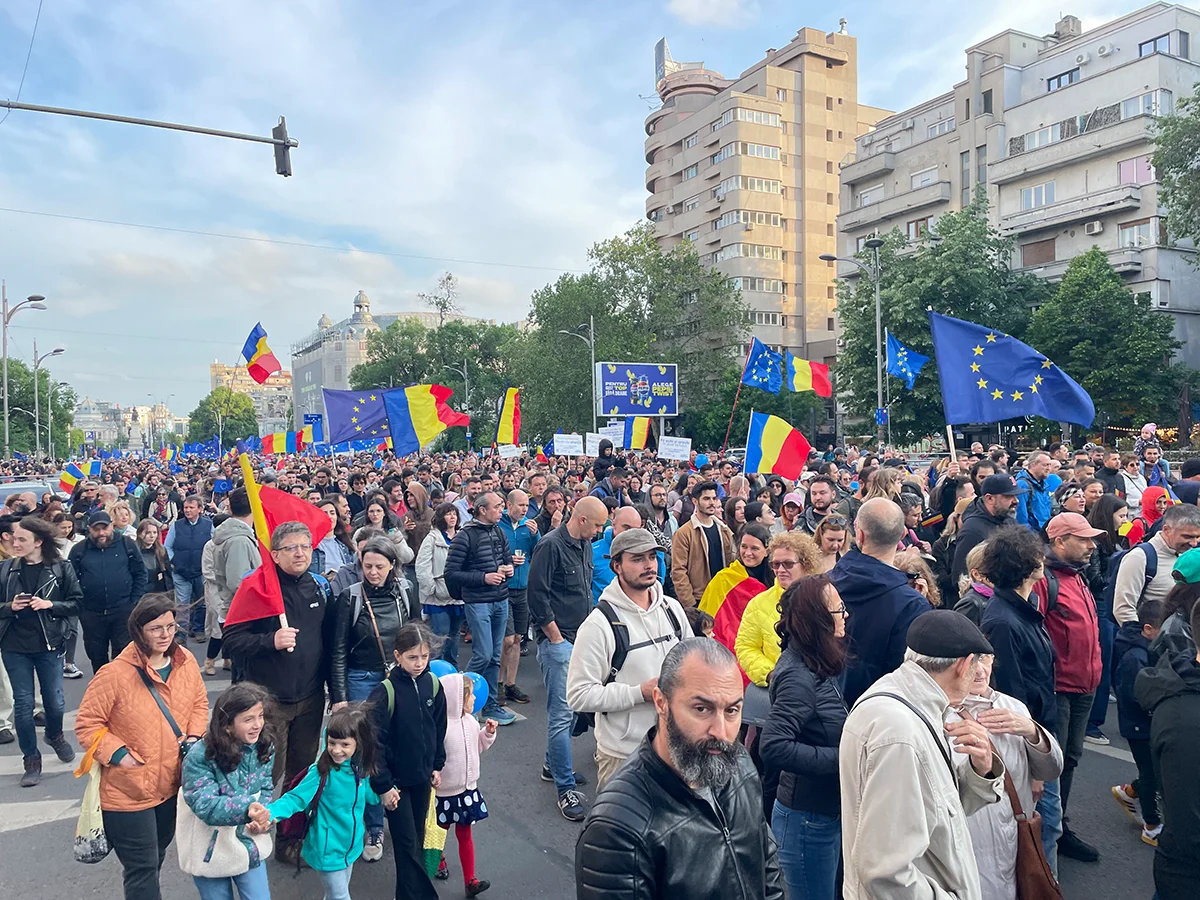 Люди на митинге. Фото: Илья Азар