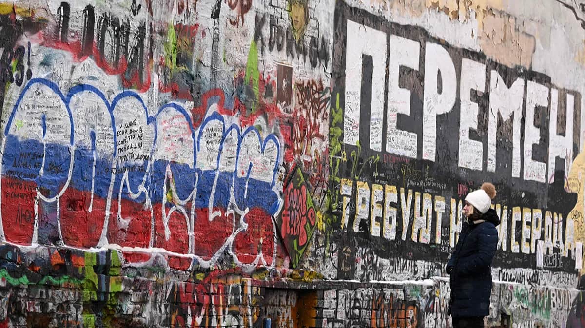 «Стена Цоя» в центре Москвы и строчка из песни Кино «Хочу перемен», Москва 7 декабря 2023. Фото: Наталия Колесников / AFP / Scanpix / LETA