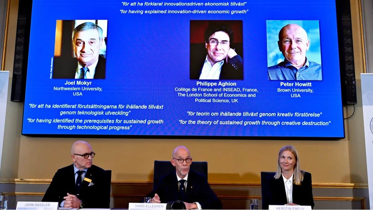 Профессор Джон Хасслер, профессор Керстин Энфло и постоянный секретарь Шведской академии наук Ханс Эллегрен объявляют лауреатов Нобелевской премии по экономике 2025 года, Стокгольм, Швеция, 13 октября 2025 года. Фото: Anders Wiklund / EPA<br>