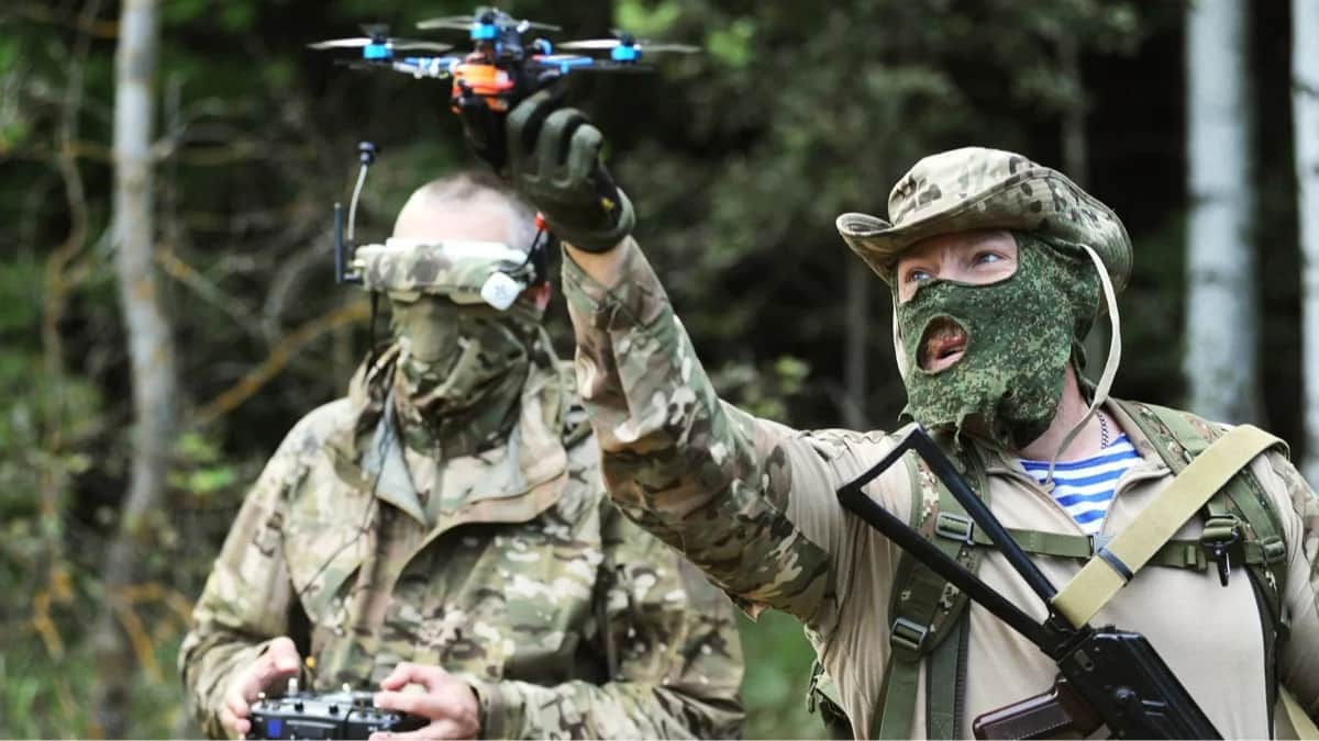 <span id="y5prbw1yc">Российские военнослужащие испытывают FPV-дрон, Тамбовская область, 25 августа 2023 года. Фото: Алексей Сухоруков / Спутник / Imago Images / Scanpix / LETA</span><br>