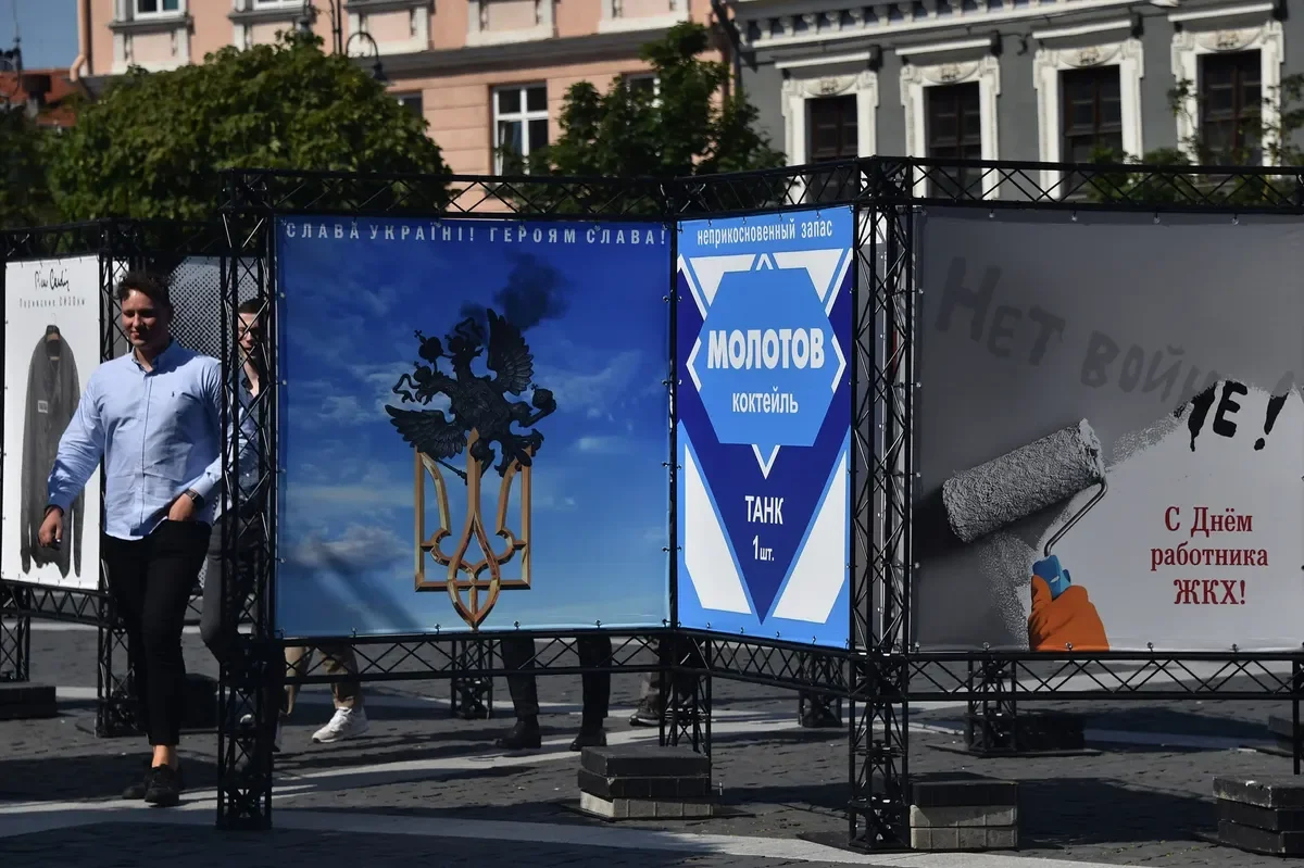 An exhibition of political posters by Belarusian artist Vladimir Tsesler on Town Hall Square, Vilnius. Photo by Vasily Maksimov, exclusively for Novaya Gazeta. Europe