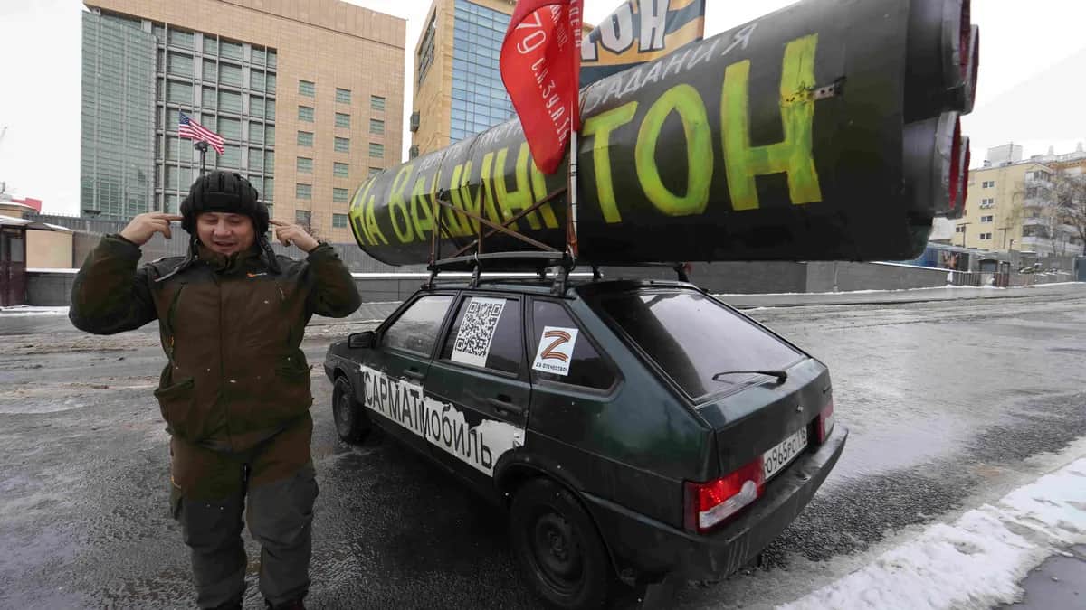 Активист НОД во время акции у посольства США в Москве, 3 марта 2023 года. Фото: Contributor / Getty Images