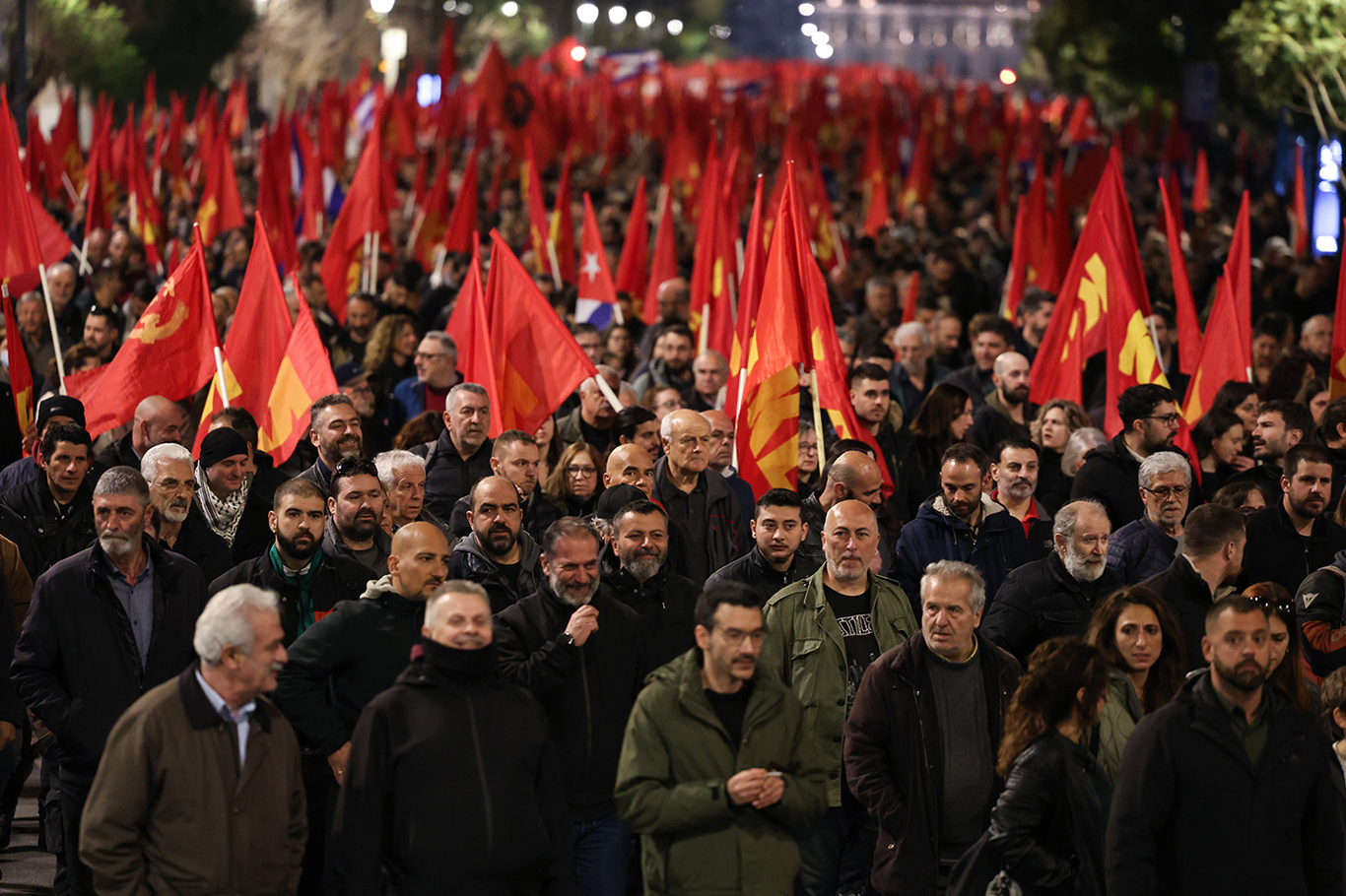 Сторонники Коммунистической партии Греции на акции протеста в знак солидарности с социалистической Кубой. Афины, Греция. 11 марта 2026 года. Фото: George Vitsaras / EPA